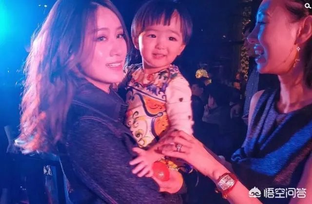 范志毅携娇妻和大小女儿庆祝自己50岁的生日，一家四口其乐融融，对此你怎么看？