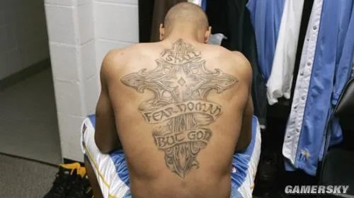 怪异纹身！胆小者慎入 AK47吓哭小孩鸟人炫目