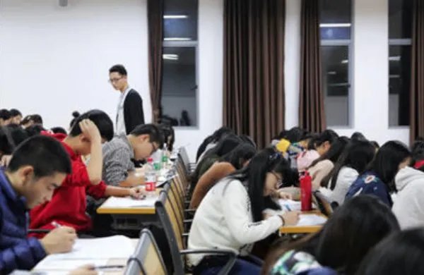 2011年6月大学英语四六级的成绩已经公布了，请问多少分算过啊？或者说，多少分以上可以去参加六级的考试？