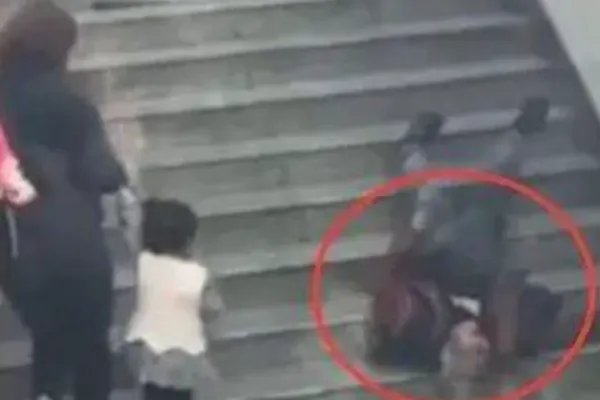 老人倒地抽搐，过往路人竟无一人去搀扶！你如何看待此现象？