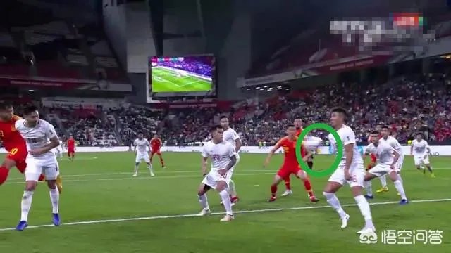 于大宝进球后，为什么菲律宾队员向裁判举手示意？中国队有人手球了吗？