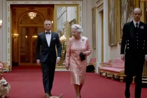 英国王室参加纪念活动时，梅根.马克尔的位置为什么在女王和凯特之外？