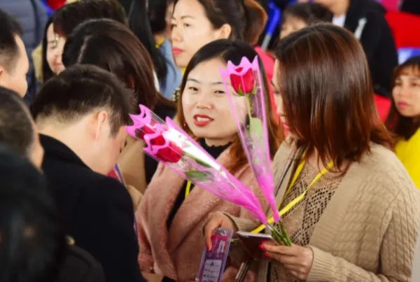 广东35岁女子每月收租5万多，相亲15年没成功，这是什么原因造成的？