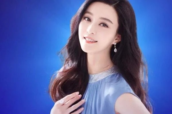 范冰冰刚说会努力幸福,无名指就戴钻戒,不舍还是有新恋情?