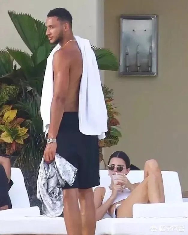 西蒙斯、TT和卡戴珊姐妹一起度假，你怎么看？