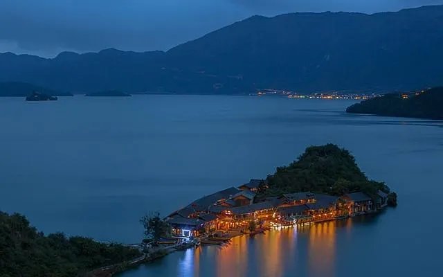 香格里拉和泸沽湖哪个更值得去？