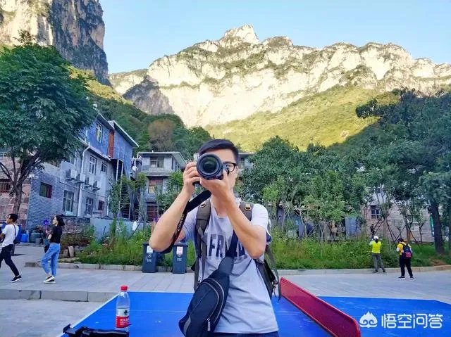 最近游三峡景区说是免费照相，可是取照片时却收15元，否则就不给你照片，你怎么看这种行为？