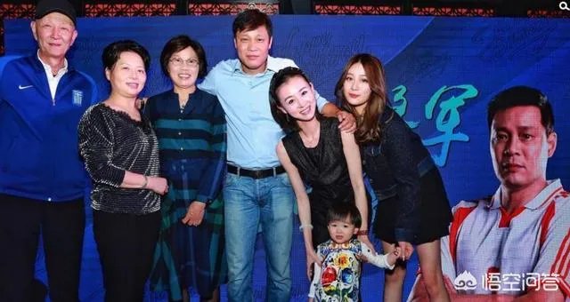 范志毅携娇妻和大小女儿庆祝自己50岁的生日，一家四口其乐融融，对此你怎么看？