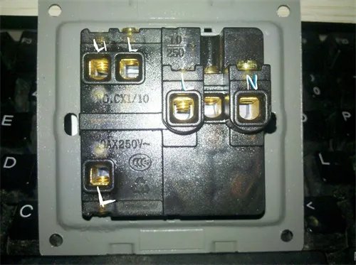 一灯三控开关怎么接线