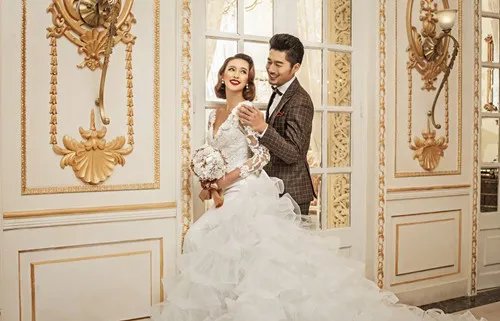 结婚礼服裙多少钱  婚纱和礼服裙有什么区别