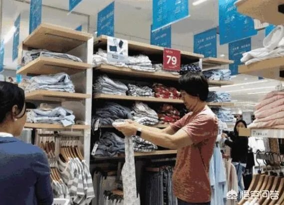 郎平功成名就，朱婷千万年薪，却依旧挑选几十块钱的衣服，你怎么看？