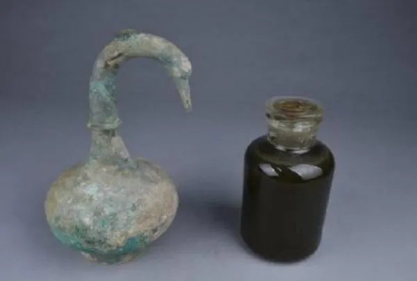 河南出土青铜器，里面的不明液体是什么？