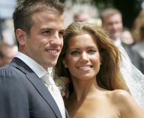 范德法特女友半裸水中热吻 新女友竟是前妻闺蜜