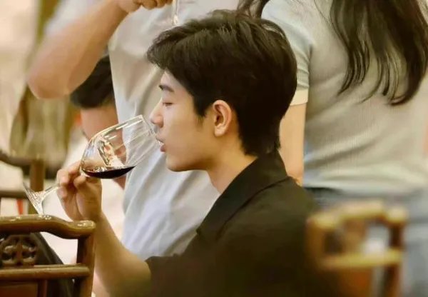 《梦中的那片海》杀青晚宴罕见内场图露出，照片中透露出了哪些信息？