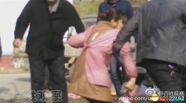 姐妹遭城管飞踹锁喉 滥用权力残忍暴打实在可恶