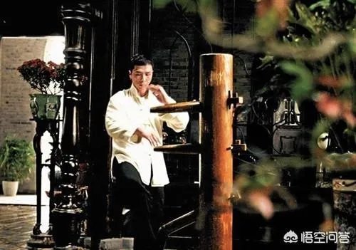 李小龙在电影中决斗时双腿不断跳动，在实战中真的有用吗？有什么科学依据？