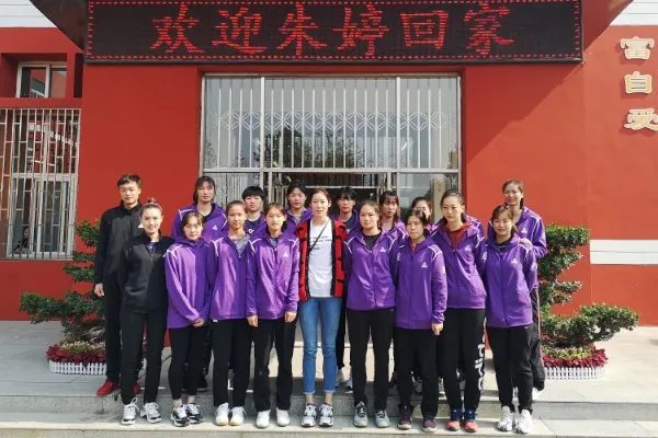 朱婷荣归故里，回河南老家排队吃食堂并主动刷碗，她为什么这么做？