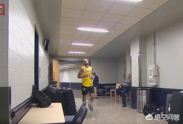 客场对阵雷霆比斯利替补上场，因穿错颜色的球裤，被裁判勒令下场更换。你怎么看？