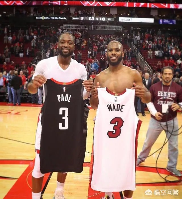 保罗与韦德交换球衣，保罗不小心拿反了，韦德将其纠正，你怎么看这对兄弟？