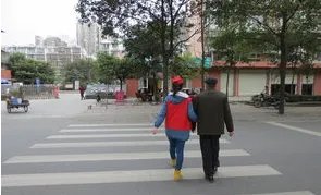 大学生发明老人起行无忧椅，这个专利亮点在哪？