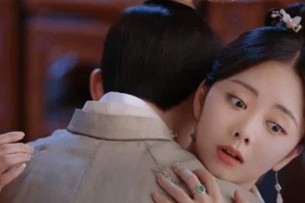 谭松韵走机场被粉丝送面粉,求给钟汉良“体面”,究竟是怎么回事?