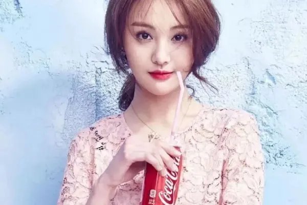 张恒称与郑爽对视五秒以上就会害羞，他们之间都有哪些甜蜜互动？