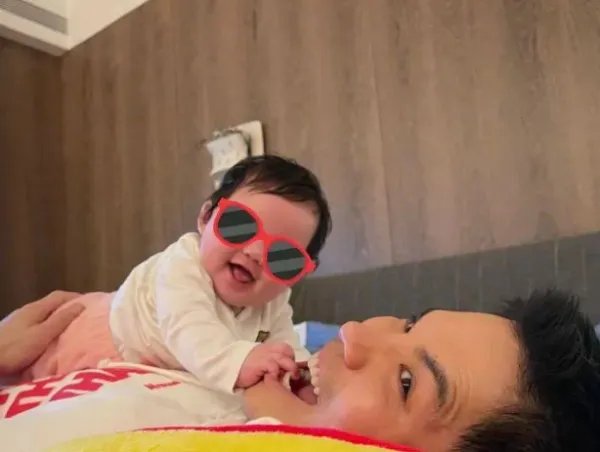 向佐郭碧婷一家三口合照上热搜,他们一家为何总是这么受关注?