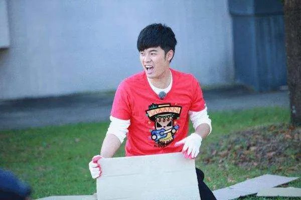 陈赫火锅店太火爆，网友排队到半夜，为什么结果被账单吓到?