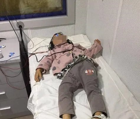 幼儿教室拉椅子玩遭教师如何对待？