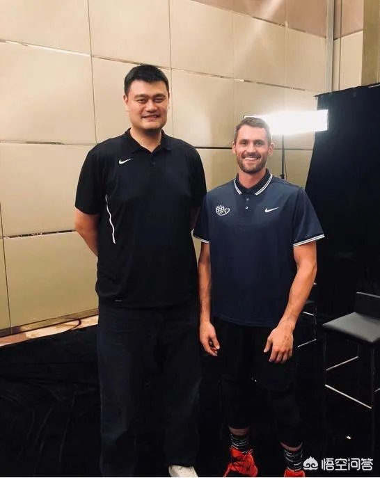 你觉得NBA球星和姚明一起合影会是什么效果？