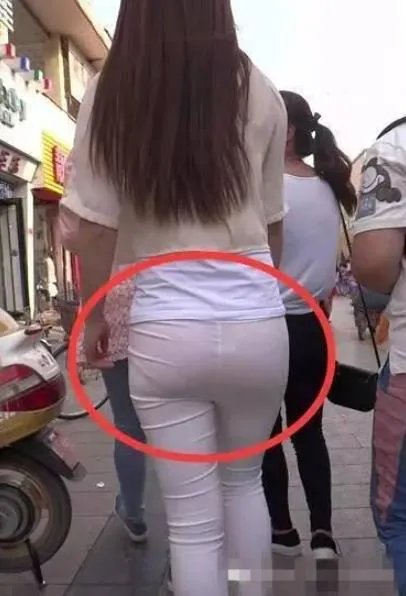 白色紧身衣尴尬图片:女人出门千万不要这样穿(图)