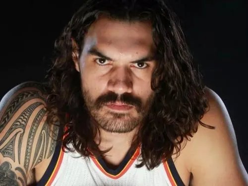 NBA球员史蒂文·亚当斯在球队中是什么位置？