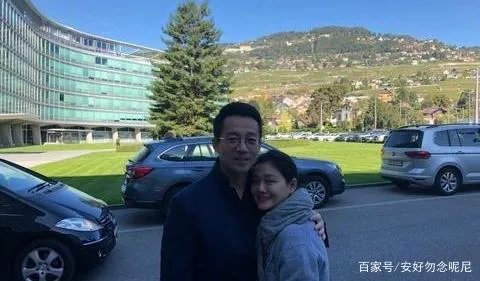 大S在飞机上不顾形象发脾气，汪小菲吓得拿掉耳机听训，他为什么怕老婆？