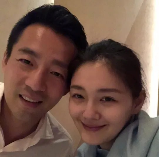 大S在飞机上不顾形象发脾气，汪小菲吓得拿掉耳机听训，他为什么怕老婆？