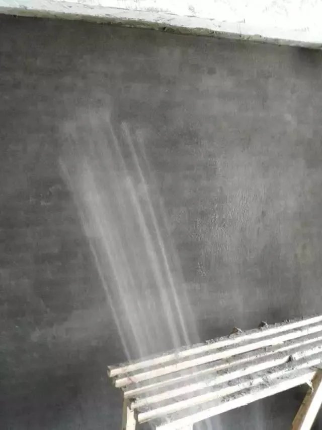 装修砌好墙后一定要浇水养护，不然小心墙体不稳！