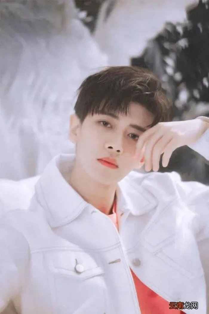 任嘉伦老婆生宝宝的照片，任嘉伦老婆一家三口照片