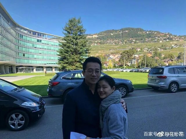 大S在飞机上不顾形象发脾气，汪小菲吓得拿掉耳机听训，他为什么怕老婆？