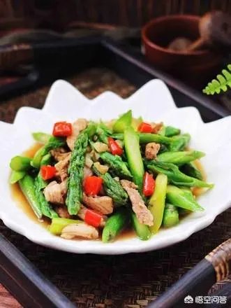 想在家里准备宴请一下朋友,六个人八个菜,大家有什么好的推荐?