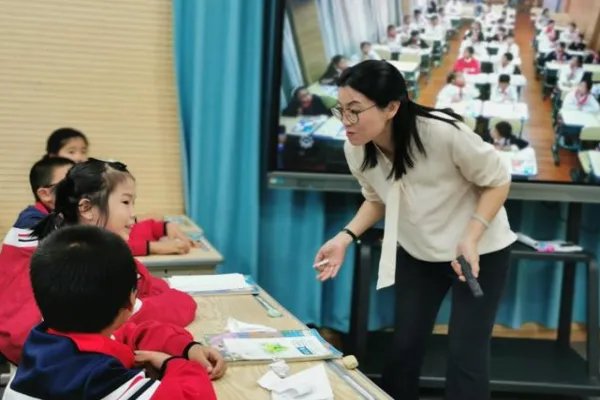 嘲笑的拼音和意思