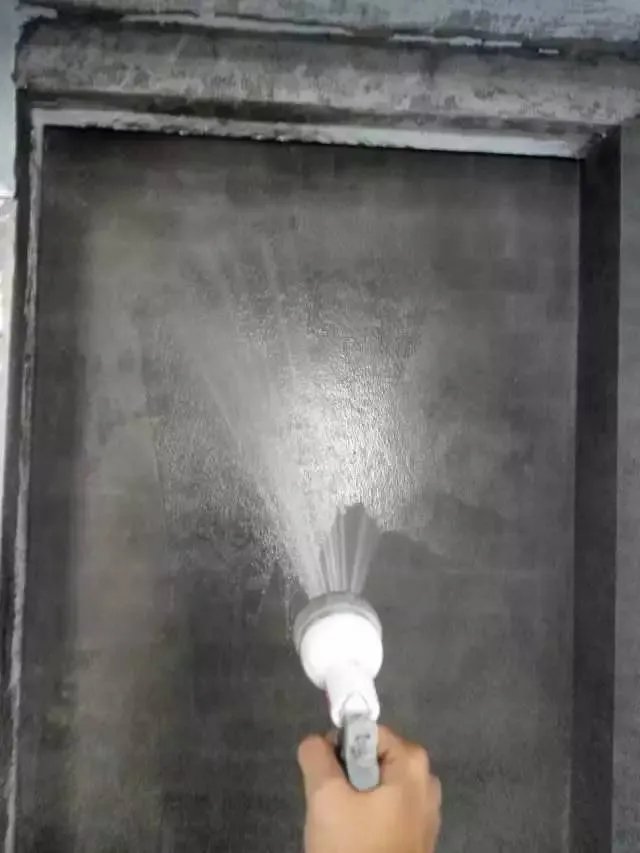 装修砌好墙后一定要浇水养护，不然小心墙体不稳！