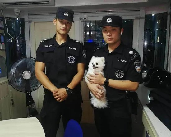 美女找到爱狗是如何感激警察的?