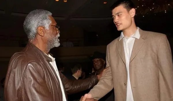NBA传奇巨星、“指环王”比尔·拉塞尔去世,生前他对哪些后辈有过提携?