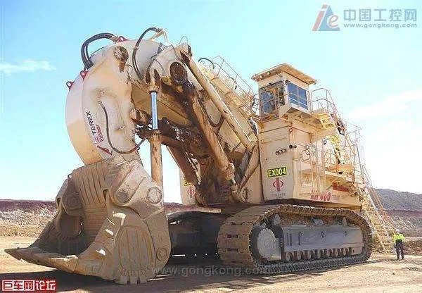 最大挖掘机图片