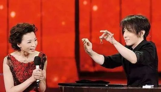 2013年王力宏冲到春晚后台，怒甩刘谦耳光，当年到底发生了什么？