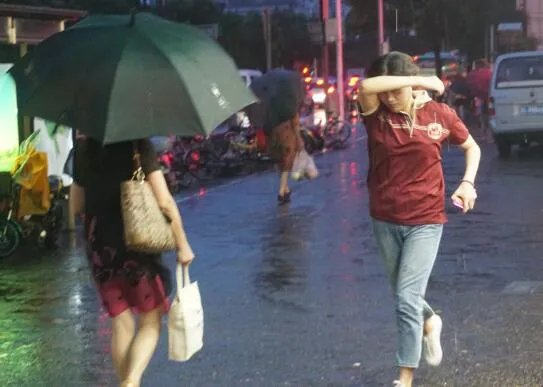 台风红色预警还要上班吗  台风红色预警公司会放假吗