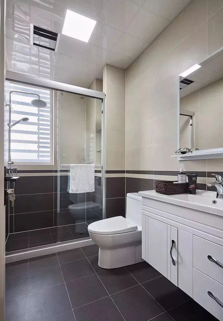 你还别说，卫生间墙砖贴上腰线，颜值提高了一大截！！！