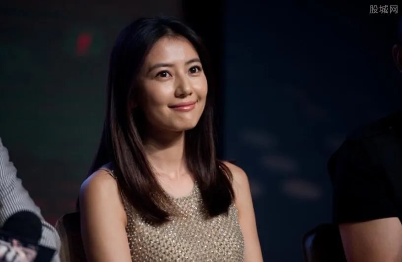 女星走光尴尬瞬间 高圆圆穿透视短裙大秀白皙长腿