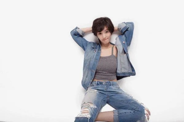 浅色牛仔裤怎么搭配