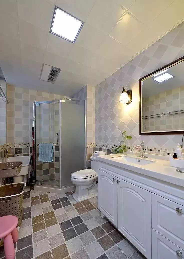 你还别说，卫生间墙砖贴上腰线，颜值提高了一大截！！！