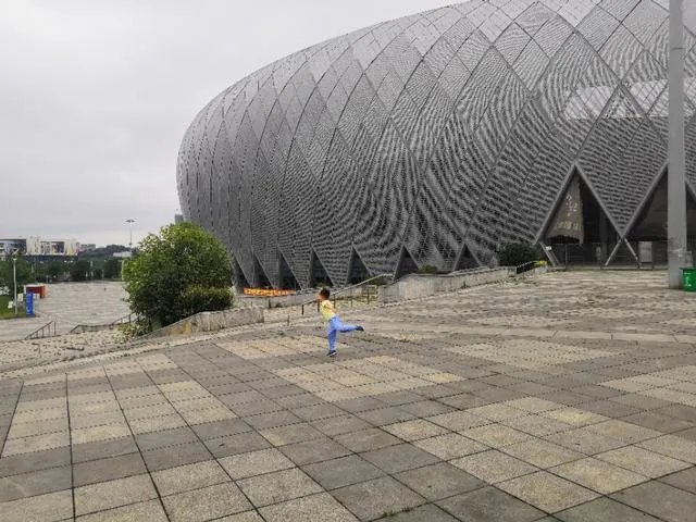 贵阳奥体中心可以容纳多少人？